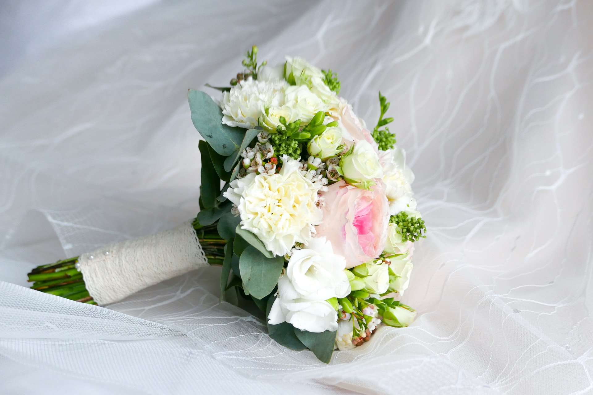 Closeup photo of white and pink petalled flower bouquet