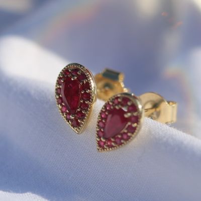 All in the detail... ❤

Shop our 9ct Gold & Ruby Teardrop Stud Earrings ✨

#summer #jewellery #necklace #bracelet #rings #thomassabo #chain #gold